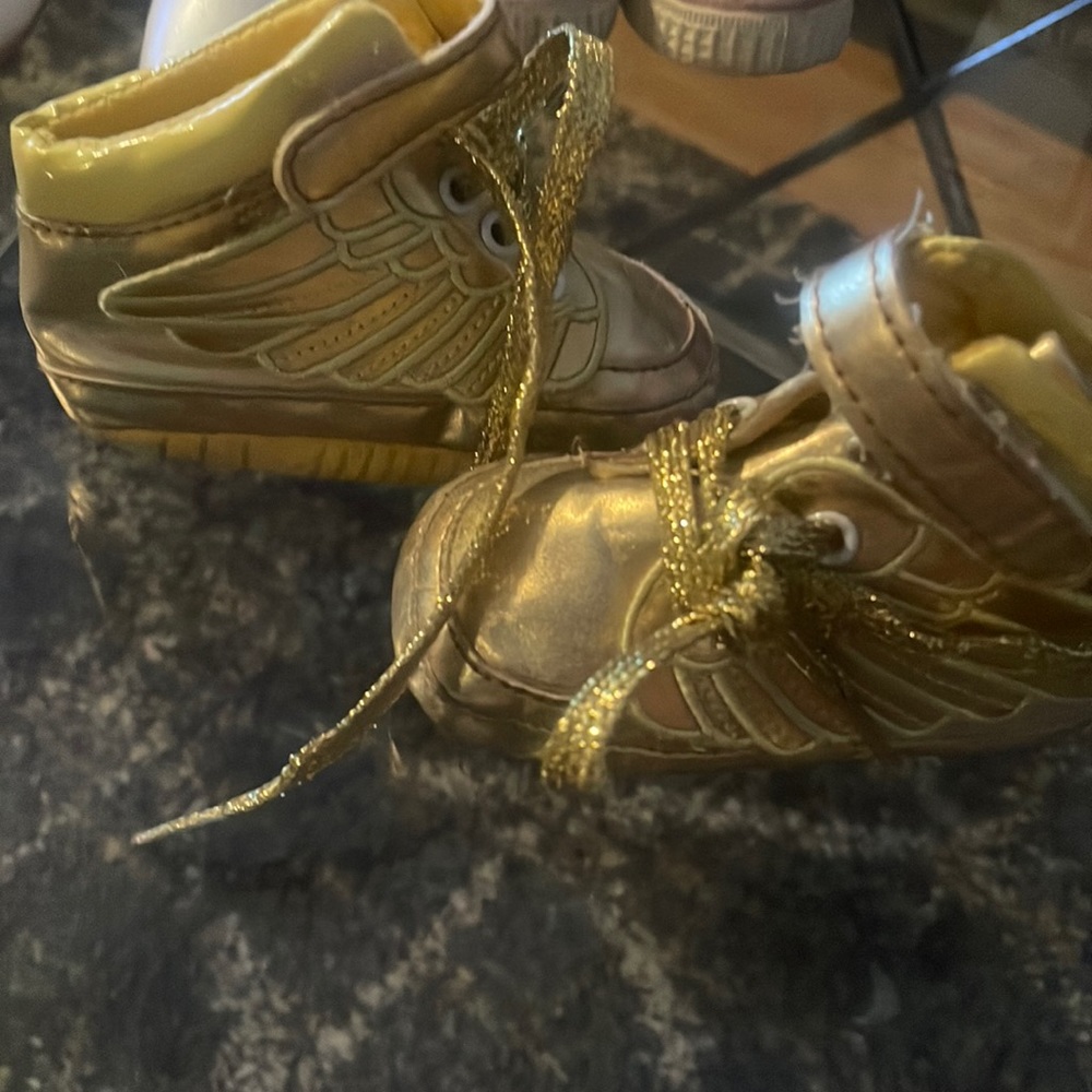 Gold winged sneakers lace up soft bottoms infant baby unisex size 1-2 newborn
